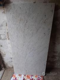 Piano in marmo bianco