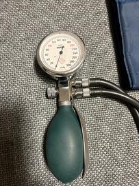 Misuratore di pressione manuale