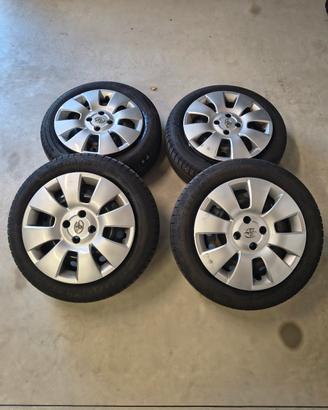 Ruote complete gomme e cerchi per Toyota Yaris