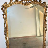 Specchio con cornice dorata e lavorata