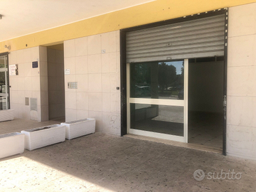Locale commerciale con posto auto