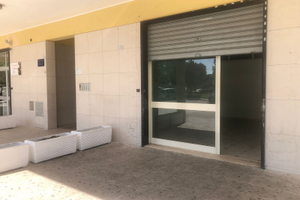 Locale commerciale con posto auto
