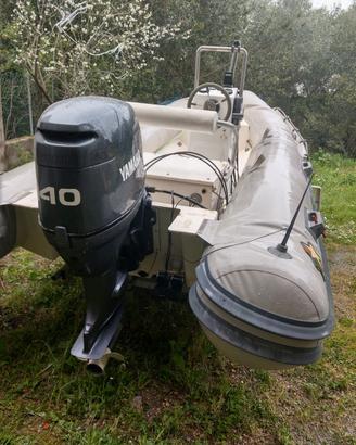 Gommone con carrello