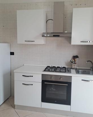 cucina completa di frigorifero e camera da letto