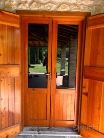 Infissi in legno con vetrocamera e scuri in legno