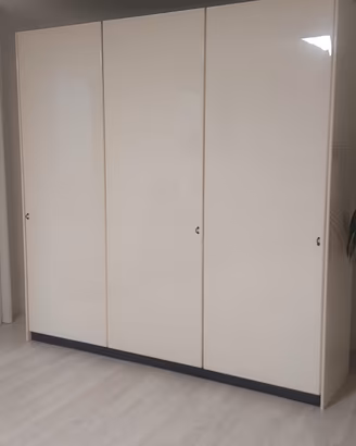 mobile in legno laccato bianco