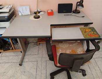 Scrivania ufficio con sedia a rotelle