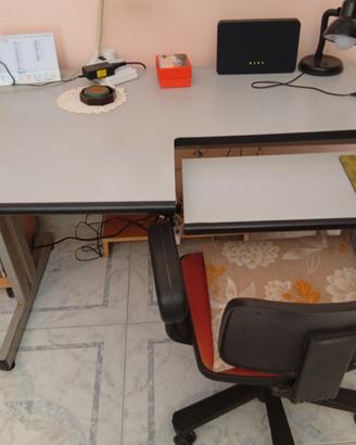 Scrivania ufficio con sedia a rotelle