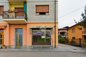 NEGOZIO A SANTA VITTORIA D'ALBA