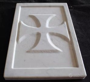 Stemma in marmo. Croce