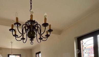 Lampadario classico in ferro battuto color bronzo