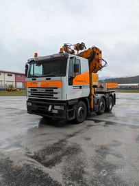 Camion con gru