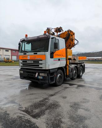 Camion con gru