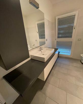 Arredo bagno e lavandino con miscelatore