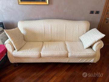 Divano 3 posti classico tessuto chiaro damascato