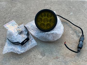 Faro LED aggiuntivo per automezzi e moto