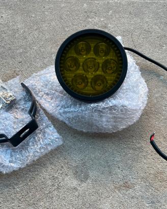 Faro LED aggiuntivo per automezzi e moto