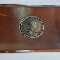 Piattino in acciaio con medaglia incastonata