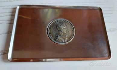 Piattino in acciaio con medaglia incastonata