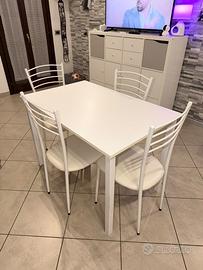 Tavolo bianco con 4 sedie