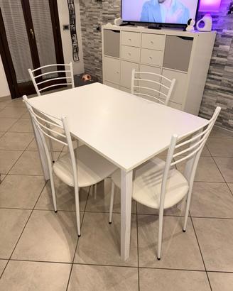 Tavolo bianco con 4 sedie