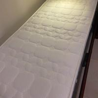 Cornice di letto singolo in bambù rete e materasso