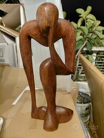 Scultura pensatore in legno