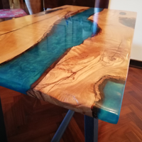 Tavoli in legno e resina