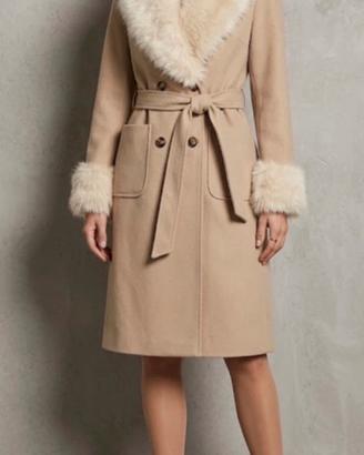 Cappotto con collo in pelliccia