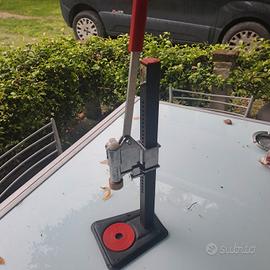 Tappatrice a leva per tappi a corona