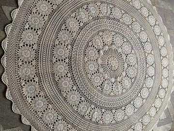 Tovaglia rotonda fatta a mano a uncinetto