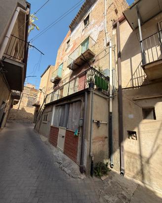 Appartamento abitabile in zona comada leonforte