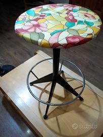Sgabello girevole