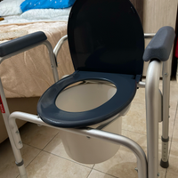 Sedia comoda con annesso WC per anziani