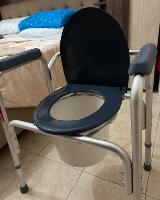 Sedia comoda con annesso WC per anziani