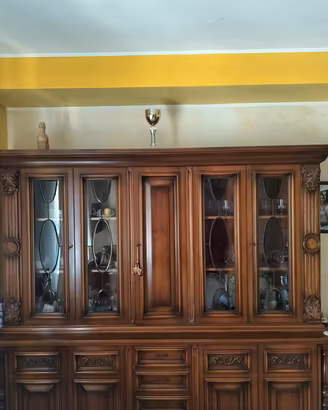 vetrina antica intagliata a mano 