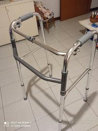 Deambulatore con e senza rotelle
