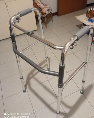 Deambulatore con e senza rotelle