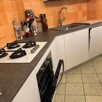 Cucina angolare con elettrodomestici Indesit
