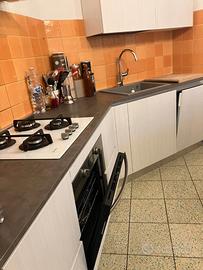 Cucina angolare con elettrodomestici Indesit