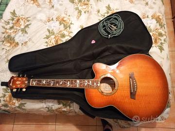 chitarra acustica e amplificatore