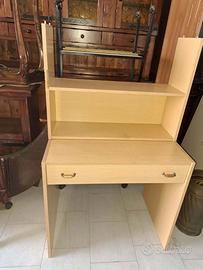 Scrivania con cassetto e ripiano 