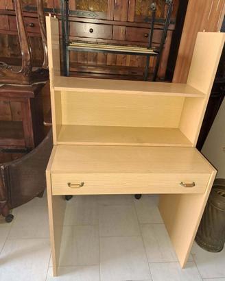 Scrivania con cassetto e ripiano 
