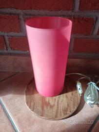Lampada rossa da tavolo