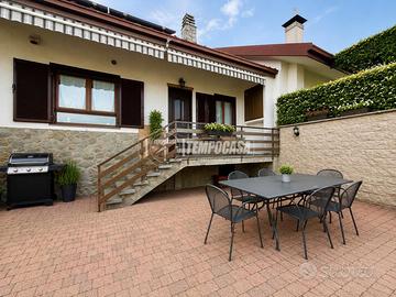 VILLETTA A SCHIERA CON GIARDINO PRIVATO