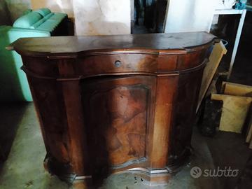 credenza in stile antico