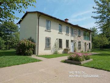 Casale con capannone e vigneto