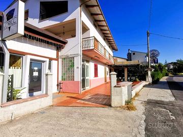 ATTIVITA' COMMERCIALE IN VIA TARIO RUFO, 76 SANT'O