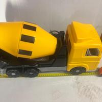 Camion betoniera giocattolo per bambini.