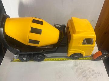 Camion betoniera giocattolo per bambini.